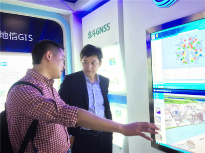 东湖高新区新联会会长晏鸣率队考察珞珈德毅科技，共话信息系统集成服务新篇章